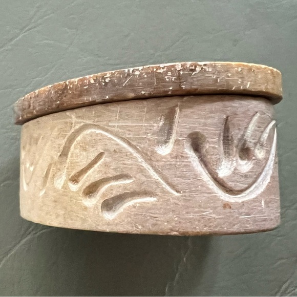 Vintage SOAPSTONE Hand-carved ROSE DESIGN Motif BEAUTIFUL Stone TRINKET BOX - Picture 12 of 14